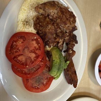 Old Bridge Diner - Corn beef hash with fresh ripe delicious tomatoes - Diners Near Me - Oak Island, North Carolina Old Bridge Diner - Corn beef hash with fresh ripe delicious tomatoes - Diners Near Me - Oak Island, North Carolina