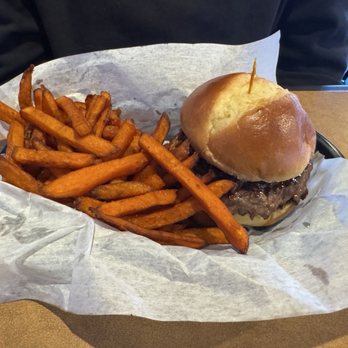 Blu-Willy’s - Bacon, jam, burger with sweet potato fries - American Near Me - Grove City, Ohio Blu-Willy’s - Bacon, jam, burger with sweet potato fries - American Near Me - Grove City, Ohio