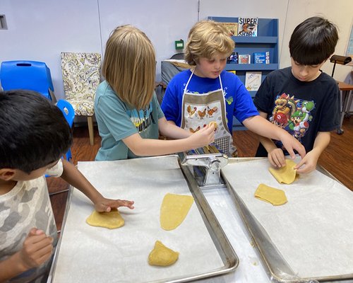 Fun Class Projects - We recognize that children are natural learners and need opportunities to use their hands, get out of their seats, and work in groups. Eagle Creek students often learn in action with their friends on child-led projects. Fun Class Projects - We recognize that children are natural learners and need opportunities to use their hands, get out of their seats, and work in groups. Eagle Creek students often learn in action with their friends on child-led projects.