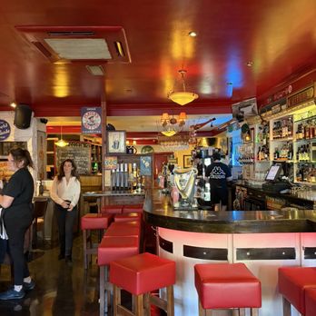 Ravi's Bar and Restaurant - Quaint decor - Irish Pub Near Me - Clifden, G