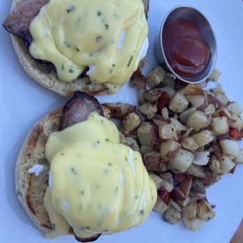 HT Grill - Hollandaise Benedict Eggs - New American Near Me - Redondo Beach, California HT Grill - Hollandaise Benedict Eggs - New American Near Me - Redondo Beach, California