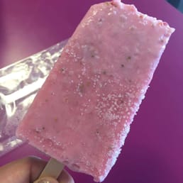 Paleta de fresa con crema (strawberry and cream Popsicle) Paleta de fresa con crema (strawberry and cream Popsicle)
