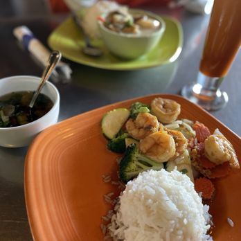 Yupha's Thai Kitchen - 113. Pad Garlic Sauce with Protein Lunch - Thai Near Me - Tempe, Arizona