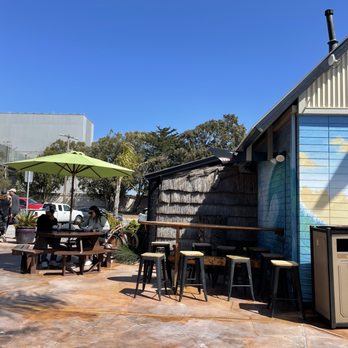 Lil Hut - Outdoor eating area - Seafood Near Me - Morro Bay, California