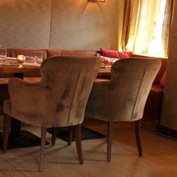 Alter Gasthof - Bequem speist es sich in weichen Velourpolstern
