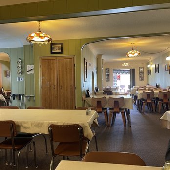 Iva's Chicken Dinners - the dining room - New American Near Me - Sterling, Michigan