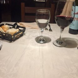 La Mamma - Table setting with fresh bread
