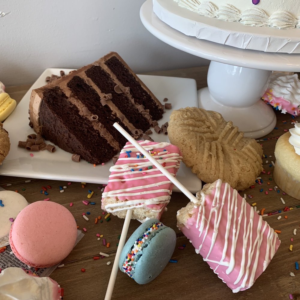 Cake-Aholics Bakery - Cake slice, cupcakes, rice cereal bar, cookies, macaroons, cheesecake slice, meringue cookies - Bakeries Near Me - Arlington, Texas