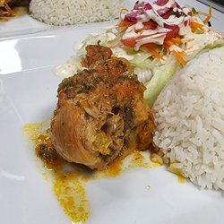 Sabores Restaurant - Gallina guisada con arroz y ensalada