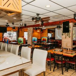 La Casa De Chivolin - Middle dining and bar