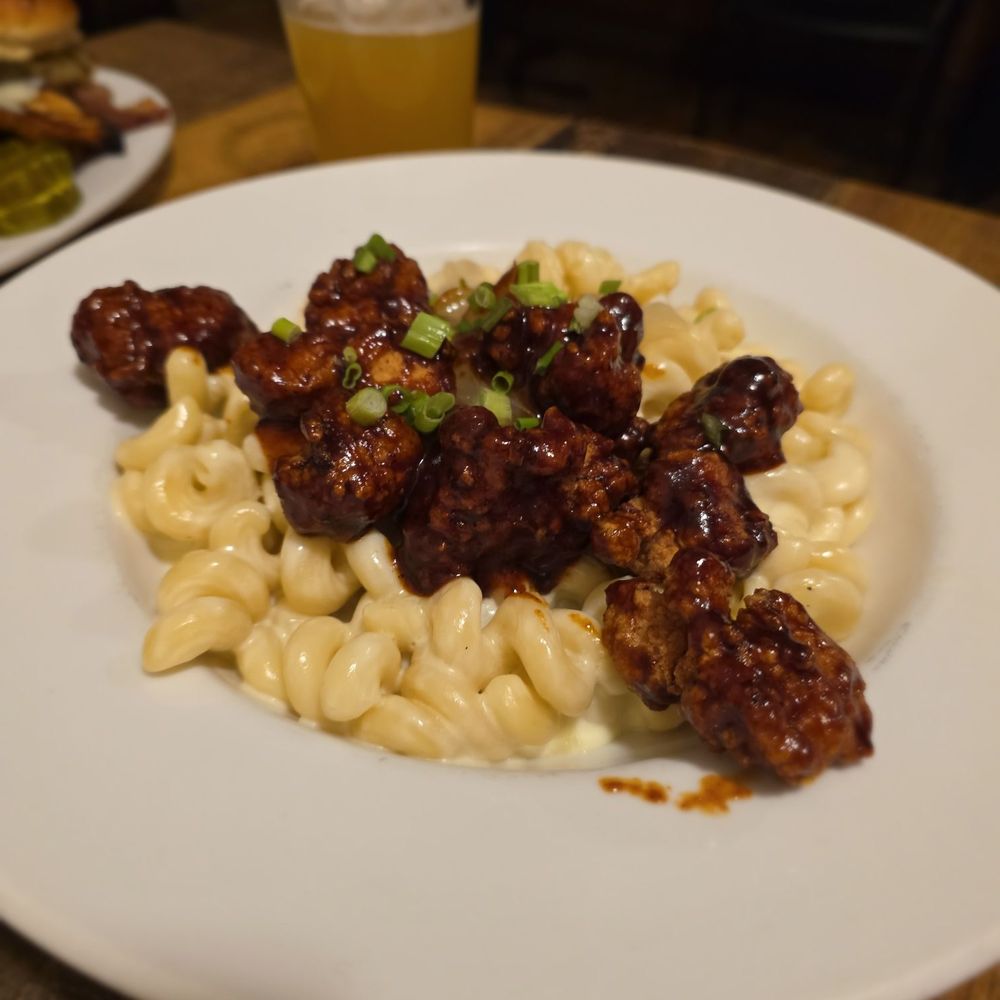 Moogs Place - Chicken Mac & cheese - New American Near Me - Morrisville, Vermont