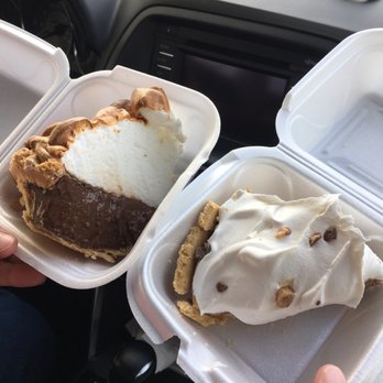 Mammy's Cupboard - Chocolate pie and banana caramel pie - American Near Me - Natchez, Mississippi Mammy's Cupboard - Chocolate pie and banana caramel pie - American Near Me - Natchez, Mississippi