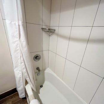 Alpine Inn - Shower is clean and well maintained - Hotels Near Me - Anaheim, California Alpine Inn - Shower is clean and well maintained - Hotels Near Me - Anaheim, California