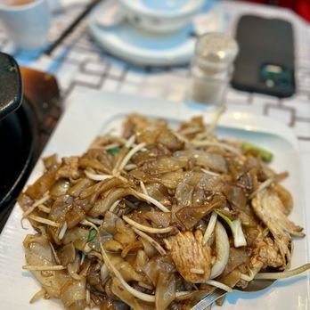 Dynasty - D9.chicken Chow Foon (Stir Fried) - Cantonese Near Me - Boston, Massachusetts
