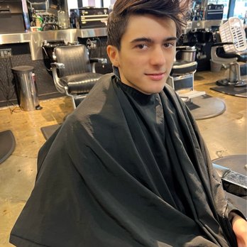 Floyd's 99 Barbershop - Inside Floyds - Barbers Near Me - Burbank, California
