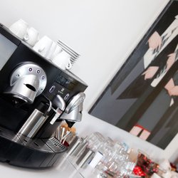 Maxpert - Lounge-Bereich | Maxpert Education Center Frankfurt: Egal, ob Kaffee, Tee oder kalte Getränke...