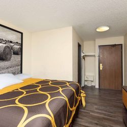 Super 8 by Wyndham Dodge City - Guest room
