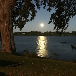 Henry's Sportsman's Cottages - MOON RISING IN EAST OVER HENRY'S