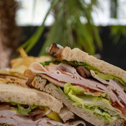 Turkey Club
Sourdough, Turkey, Bacon, Avocado, Lettuce, Tomato, Chipotle Aioli. Served with Kettle Chips or Side Salad