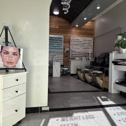 Bayside Nails and Lash lounge - Service chairs/nail colors