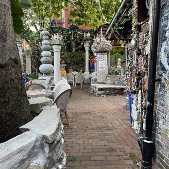 Venice Cafe - Outdoor patio - Pubs Near Me - Saint Louis, Missouri
