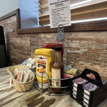 Honey Bee Cafe - Dining table , condiments & specials - American Near Me - Mattoon, Illinois