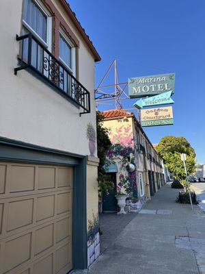 Marina Motel by null