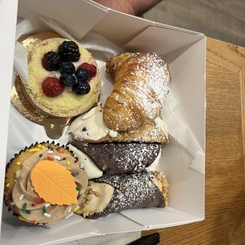Carlo's Bakery - Bakeries Near Me - Hoboken, New Jersey