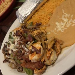 El Mezcalito Mexican Restaurant  - Alambre combo
