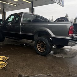 Queen Penny Tires - 03 F350 with Method wheels and 33" Radar tires