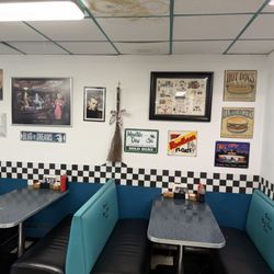 Nancy's Main Street Diner - Wall pictures