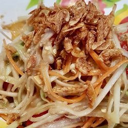 Thai Street Kitchen - SOM TAM  
Papaye verte au mortier, tomates cerise,
haricots serpent, mini-crevettes séchées et cacahuètes grillées