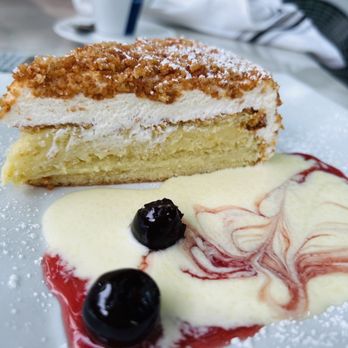 Della Santina's - Sponge cake - Italian Near Me - Sonoma, California