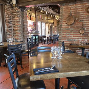 Bella Napoli Pizzeria - Part of the front dining area - Italian Near Me - Nashville, Tennessee