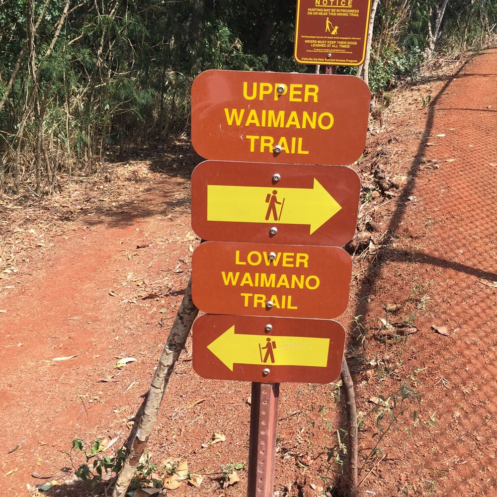 To hike counterclockwise start on the upper trail and descend to the lower. It's s 2 mile loop that returns you to your starting place. To hike counterclockwise start on the upper trail and descend to the lower. It's s 2 mile loop that returns you to your starting place.
