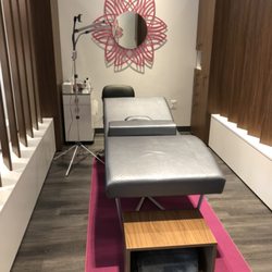 Stations designed for your comfort during the service.