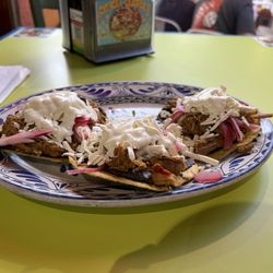 Taquería El Ranchero - Tostada with conchinita pibil