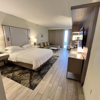 Sheraton Orlando North Hotel - Upgraded king room with balcony - Hotels Near Me - Maitland, Florida Sheraton Orlando North Hotel - Upgraded king room with balcony - Hotels Near Me - Maitland, Florida