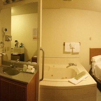 Hillcrest Inn - Our pet friendly room with jacuzzi at the Hillcrest Inn - Hotels Near Me - Seaside, Oregon