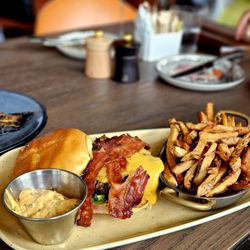 Cordelia Fishbar - BRUNCH BURGER