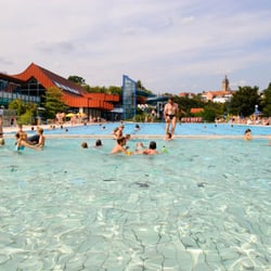 Heloponte - Nichtschwimmerbecken im Vordergrund