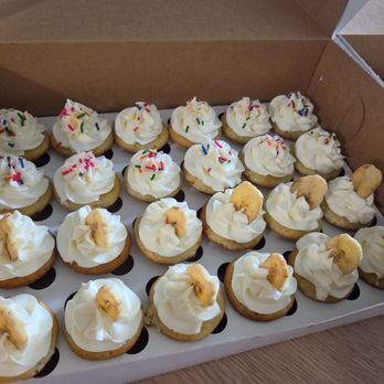 Lil Bites Bakery - Banana mini cupcakes and confetti mini cupcakes - Caterers Near Me Lil Bites Bakery - Banana mini cupcakes and confetti mini cupcakes - Caterers Near Me
