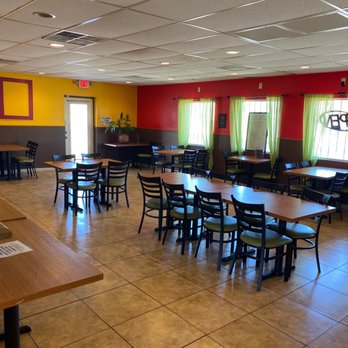 Benny's Restaurant - empty tables and chairs - Mexican Near Me - Tucson, Arizona