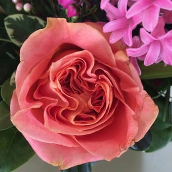 Aprils Garden - Wilted roses received in arrangement. - Florists Near Me - Durango, Colorado