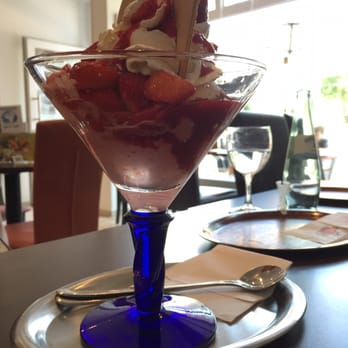 Eiscafe Belmondo - Strawberry Sundae (Erdbeer Becher) - Ice Cream & Frozen Yogurt Near Me - Dusseldorf, NW