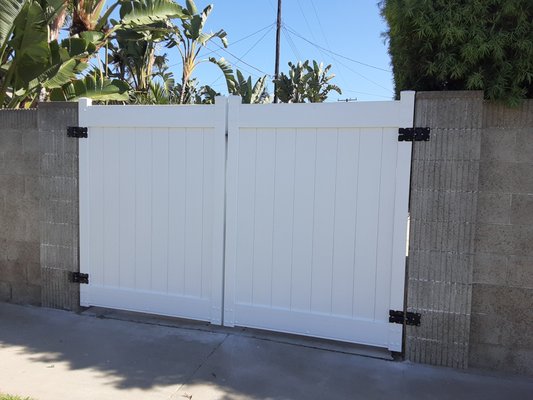 White Privacy Vinyl - Available at Banda’s Fence, are a popular choice for homeowners due to their exceptional durability, low-maintenance nature, and ability to provide privacy and security to any property.