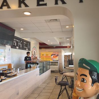Dell's Kitchen and Bakery - Inside - Asian Fusion Near Me - Honolulu, Hawaii