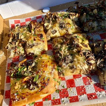 Millie's Glen Arbor - Mushroom and roasted Garlic Pizza - Pizza Near Me - Glen Arbor, Michigan