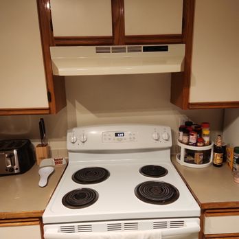 Canyon Springs - 1980's oven with coil burners. Did not cook food right. Horrible kitchen for over 2600 a month! - Apartments Near Me - Lynnwood, Washington Canyon Springs - 1980's oven with coil burners. Did not cook food right. Horrible kitchen for over 2600 a month! - Apartments Near Me - Lynnwood, Washington