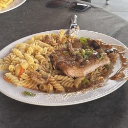Hotel Zum Rebstock - Pommes? Nein, es gibt einfach mal Nudeln zum Jägerschnitzel.